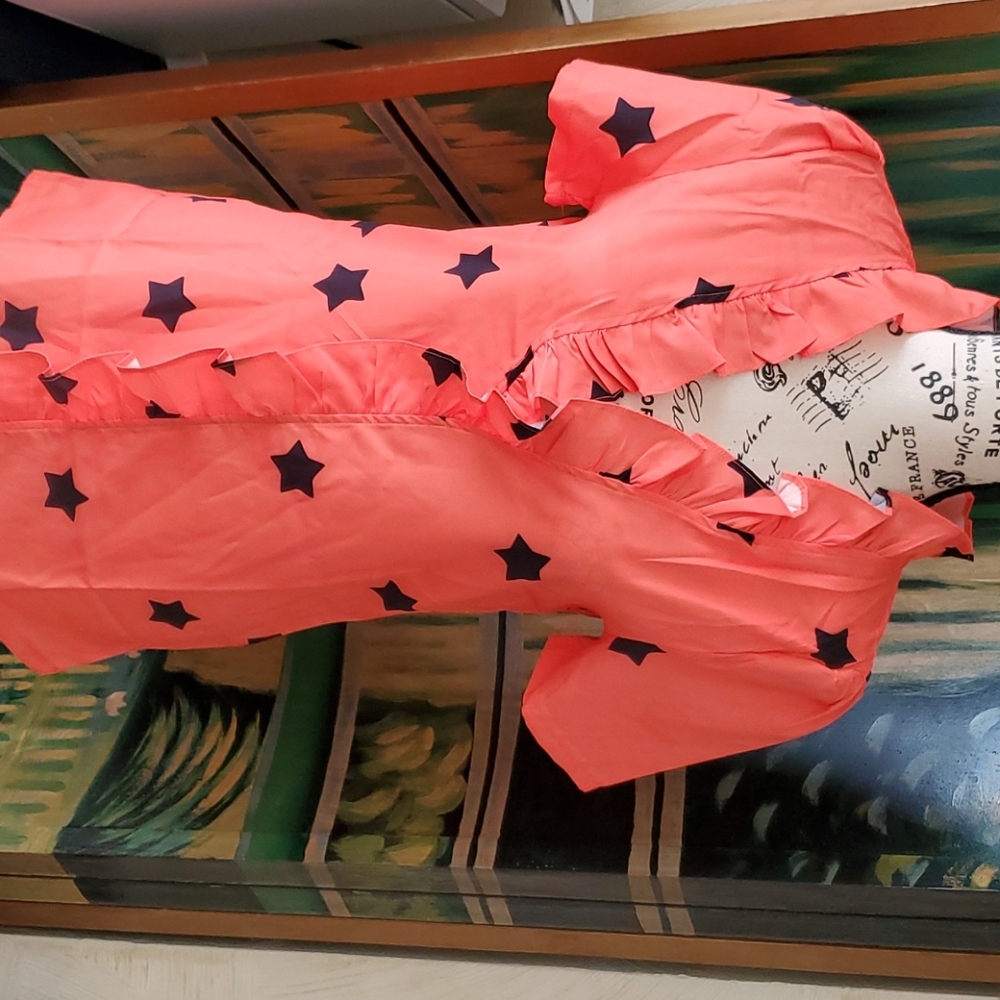 V neck ruffled top w/ black stars